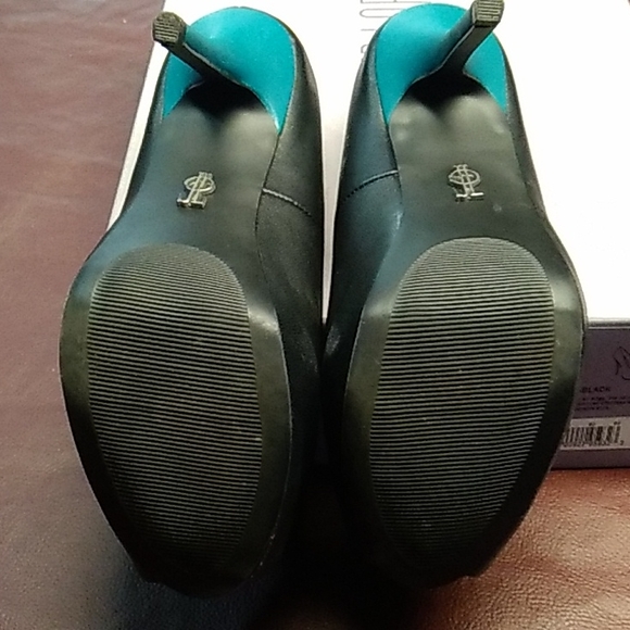 Jennifer Lopez Bella black peep toe heels - Picture 2 of 2